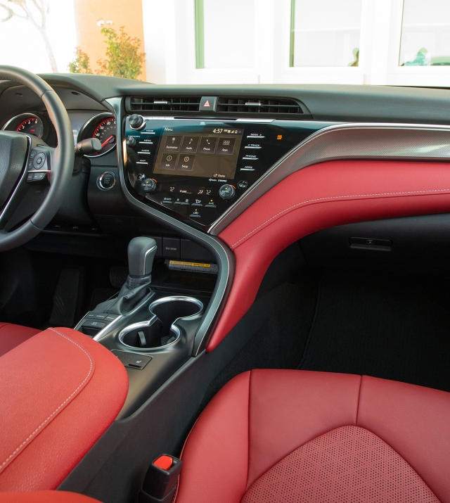 2018-Toyota-Camry-XSE-front-interior-01.jpg