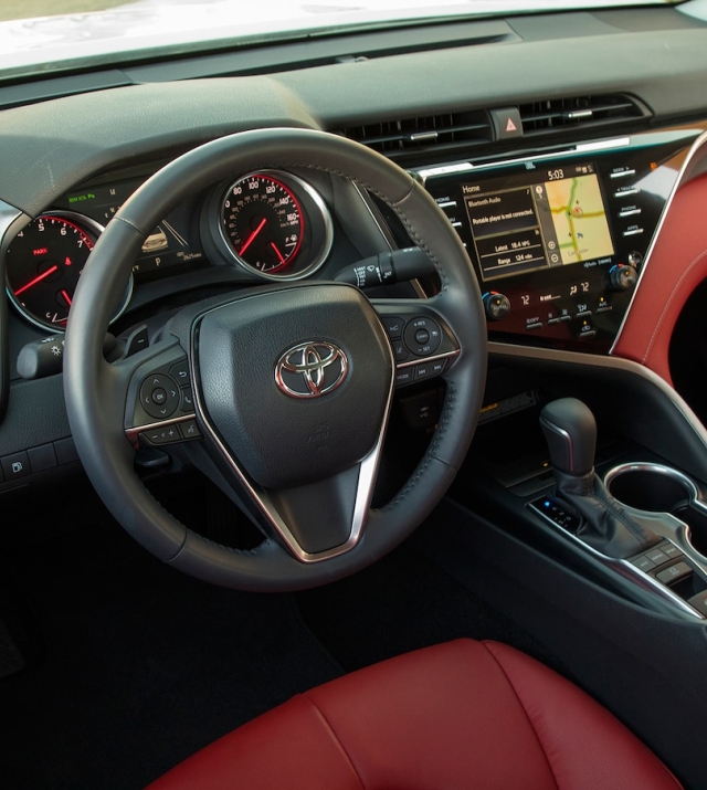 2018-Toyota-Camry-XSE-interior-detail-01.jpg